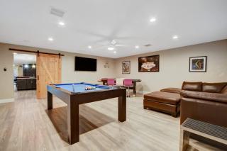 Close to Strip Pool Spa Roulette Table Golf - 8