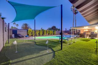 Close to Strip Pool Spa Roulette Table Golf - 5