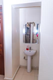 Modern 2BR Haven Carrefour, Pizza Inn & Chicken Inn - 3