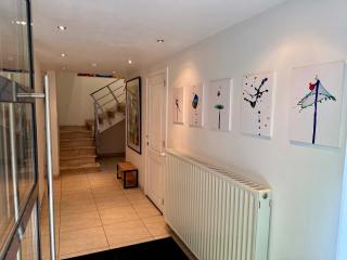 3BR Villa with Big Garden, Ping-Pong, Cinema, Bath - Gand - 4