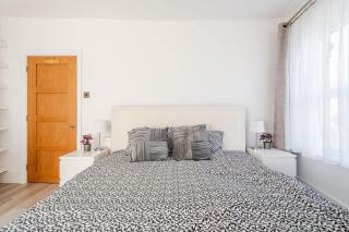 Delightful 2 Bedroom Apartment in Bristol - 3