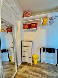 Private Room with Shared Amenities 10 Minutes to Airport and Walking Distance to Bus Station - 1