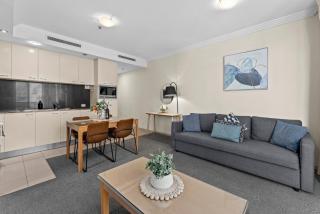 Central City Apt with King Bed, Pool, Gym and Sauna - 9