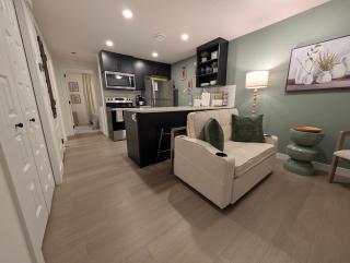 Modern 2BR Calgary Suite AC Self Check-In - 9