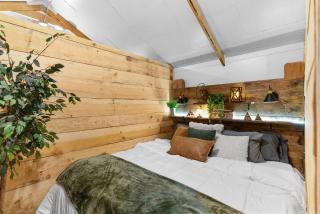 Stunning Cabin l 2 Bedrooms l Brimstone Access l Hot Tubs - 0