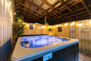 Stunning Cabin l 2 Bedrooms l Brimstone Access l Hot Tubs - 6