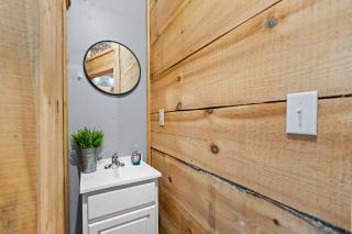 Stunning Cabin l 2 Bedrooms l Brimstone Access l Hot Tubs - 3