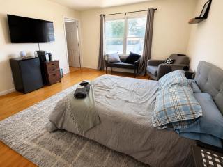 Modern Suite Private Bath FREE Parking Near Manhattan - 1