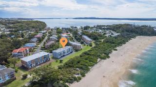 Ocean Shores, 5 27 Weatherly Close - waterfront unit with views to Shoal Bay and wifi - 7