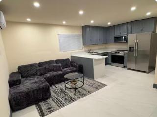 Guesthouse Near the Strip with Basketball Court - 8