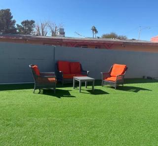 Guesthouse Near the Strip with Basketball Court - 4