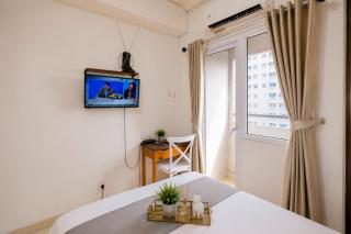 Comfy Studio Apartment @ Green Pramuka City By Travelio - 2