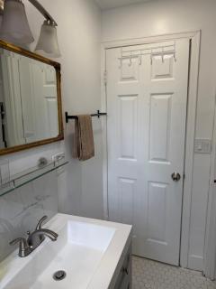 Newly Renovated Cozy Apartment Near Niagara Falls - 4