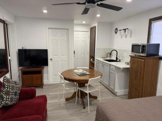 Newly Renovated Cozy Apartment Near Niagara Falls - 2
