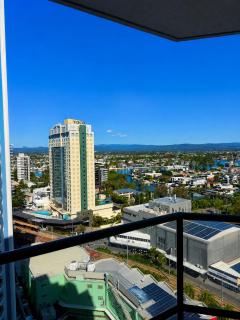 Stunning City View Beachfront Apartment - Gold Coast - 1