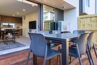 Urban Gated Townhouse - Patio & Parking with EV - 9