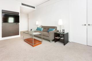 QV Stays Central Viaduct Harbour Apartment - 7