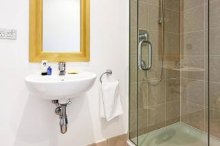 QV Stays Central Viaduct Harbour Apartment - 2