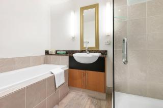 QV Stays Central Viaduct Harbour Apartment - 3