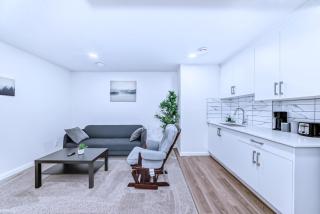 Cozy private suite - 12 minutes from the airport - 0
