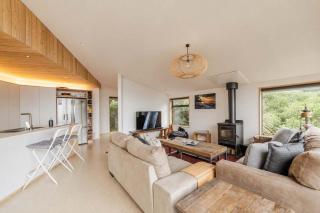 Ocean Views at Rapanui Lodge- 4BR Gem with Parking - 2