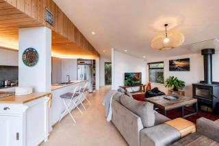 Ocean Views at Rapanui Lodge- 4BR Gem with Parking - 9