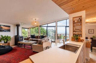 Ocean Views at Rapanui Lodge- 4BR Gem with Parking - 8