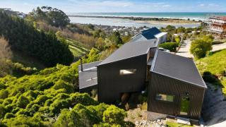 Ocean Views at Rapanui Lodge- 4BR Gem with Parking - 0