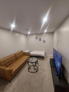 Cozy Private Suite with Parking near restaurants - 0