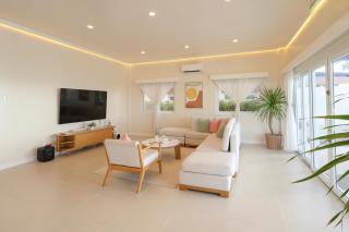Alesea Baroro, La Union, Private Modern Villa with Pool, Jacuzzi, Beachfront View - 2