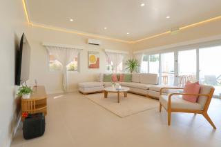 Alesea Baroro, La Union, Private Modern Villa with Pool, Jacuzzi, Beachfront View - 3