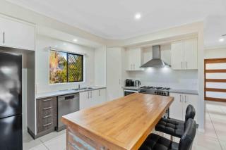 The Seahaven - Modern 5 Bedroom Family Home Close to Beach - 3