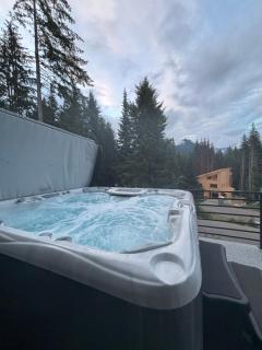 Bigfoot's Basecamp - 4BR Snoqualmie Pass Retreat, Hot Tub, Pets Welcome - 2