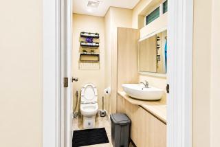 Modern Condo Near Airport Free Wi-Fi, Netflix, Pool & Gym - 5