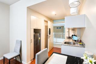 Modern Condo Near Airport Free Wi-Fi, Netflix, Pool & Gym - 4