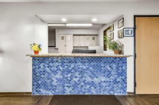 Super 8 by Wyndham East Stroudsburg - Poconos - 3
