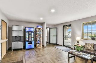 Super 8 by Wyndham East Stroudsburg - Poconos - 2