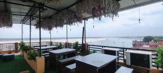 Hotel Royal Shantii Inn with Ganges View - 8