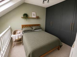 Lakeside Woking Retreat - 5