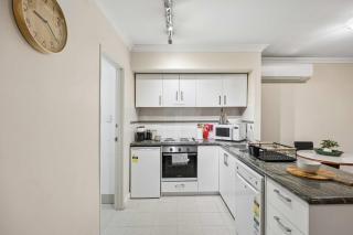 Mounts Bay 1 Bed Unit AC Parking & Balcony - 4