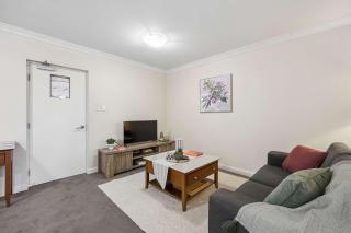 Mounts Bay 1 Bed Unit AC Parking & Balcony - 3