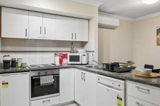 Mounts Bay 1 Bed Unit AC Parking & Balcony - 1