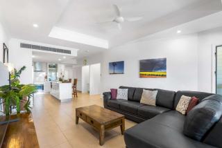 Verde at Island Views—Palm Cove Waterfront Bliss - 2