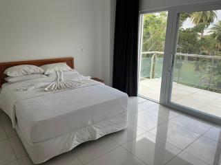 3 Bedroom Family Apartment Beachside - 6