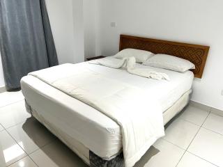 3 Bedroom Family Apartment Beachside - 2