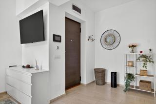 Central & Modern Apartment Close to Old Town - 9