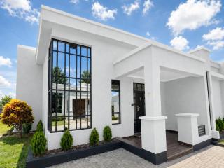 Pequeno Cielo, Sagana - 3BR Family Getaway - 0