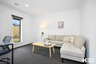 KozyGuru Pakenham Comfortable 4-Bedroom House - 9
