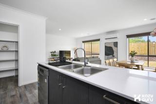 KozyGuru Pakenham Comfortable 4-Bedroom House - 8