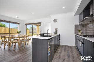 KozyGuru Pakenham Comfortable 4-Bedroom House - 7